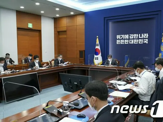 去る11日 炭素中立ビジョンに関する報告を受けている、文在寅 韓国大統領（画像提供:wowkorea）