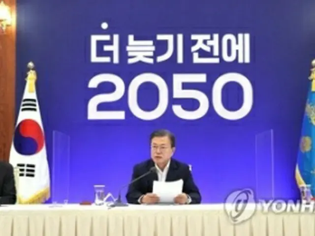 青瓦台（大統領府）で開かれた戦略会議で発言する文大統領＝27日、ソウル（聯合ニュース）
