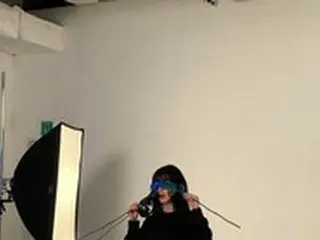 元「AOA」クォン・ミナ、久々に撮影現場での様子を公開=”女神降臨”