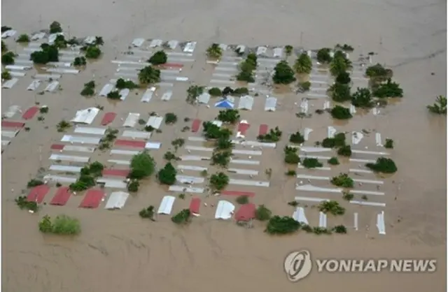 ハリケーンの接近に伴う豪雨により河川が氾濫し、浸水したホンジュラスの住宅街＝（ＡＦＰ＝聯合ニュース）