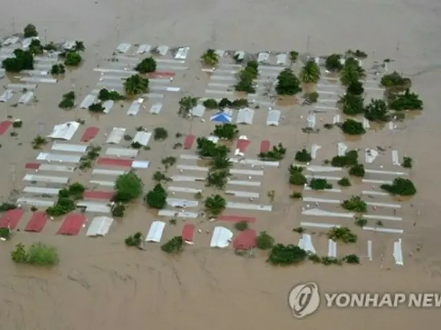 ハリケーンの接近に伴う豪雨により河川が氾濫し、浸水したホンジュラスの住宅街＝（ＡＦＰ＝聯合ニュース）