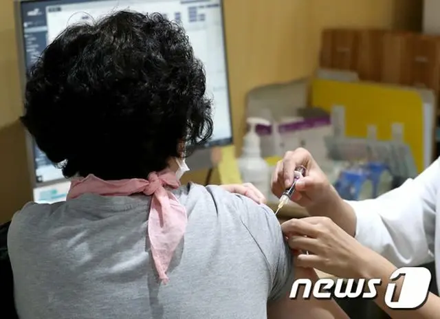 韓国ソウルの韓国健康管理協会で、高齢者が予防接種を受けている（画像提供:wowkorea）