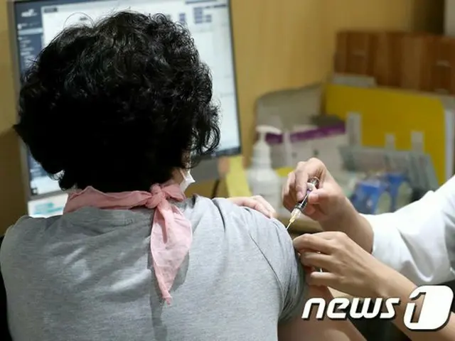 韓国ソウルの韓国健康管理協会で、高齢者が予防接種を受けている（画像提供:wowkorea）
