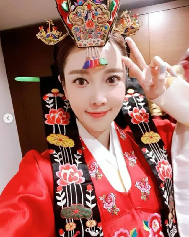 女優ハン・ミンチェ、韓服姿のセルカを公開…「無事に結婚式を挙げました」（画像提供:wowkorea）