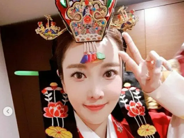 女優ハン・ミンチェ、韓服姿のセルカを公開…「無事に結婚式を挙げました」（画像提供:wowkorea）