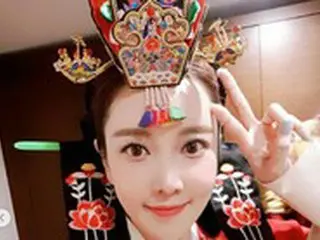 女優ハン・ミンチェ、韓服姿のセルカを公開…「無事に結婚式を挙げました」