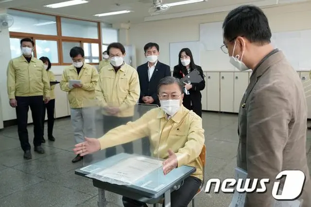 修能試験受験生の机に座る文大統領「最後まで緊張を」＝韓国（画像提供:wowkorea）