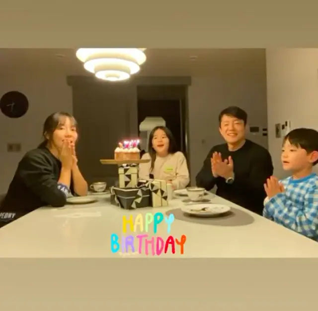 イ・ユンジン、夫イ・ボムスの誕生日パーティーを子供たちと開く…「誕生日おめでとう」（画像提供:wowkorea）