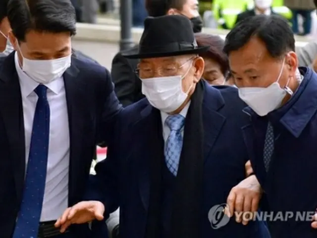 光州地裁に出廷した全被告＝30日、光州（聯合ニュース）