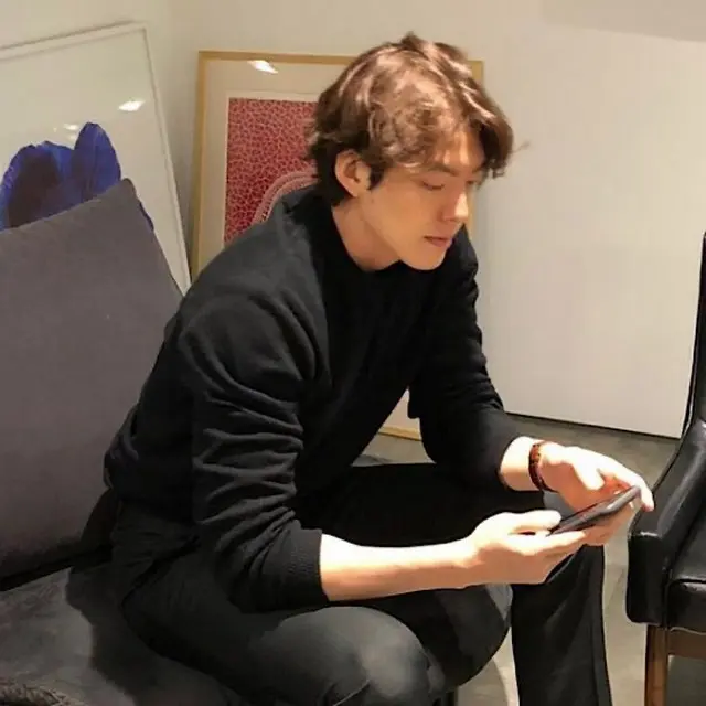 俳優キム・ウビン、シン・ミナのメールを確認しているのか…画面に穴が空きそうなほどの炎の眼差し（画像提供:wowkorea）