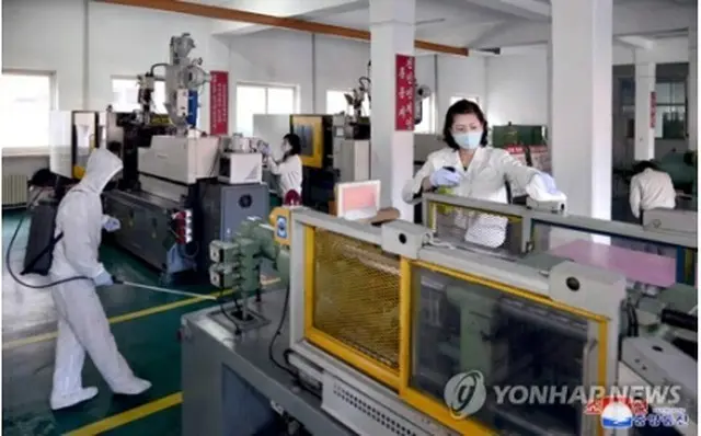平壌の鉛筆工場で施設を消毒する様子＝（朝鮮中央通信＝聯合ニュース）≪転載・転用禁止≫