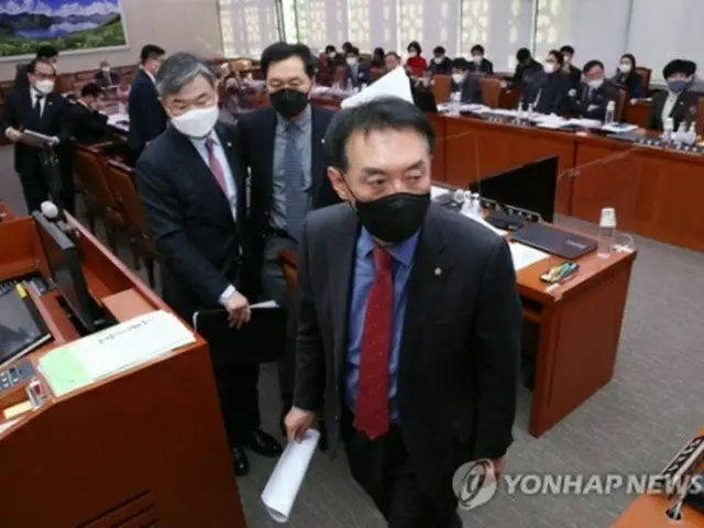 外交統一委員会の全体会議で、北朝鮮へのビラ散布禁止を盛り込んだ法改正案の採決に反対して退席する野党議員＝2日、ソウル（聯合ニュース）