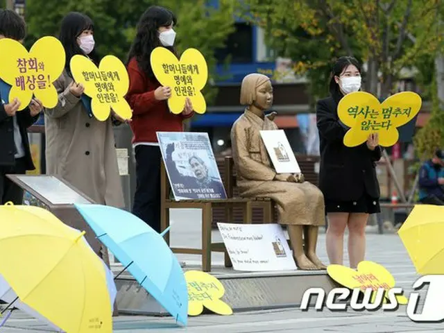 韓国の市民団体が、韓国全州市の平和の少女像の前で「ベルリンの少女像の撤去反対」集会を開いている（画像提供:wowkorea）