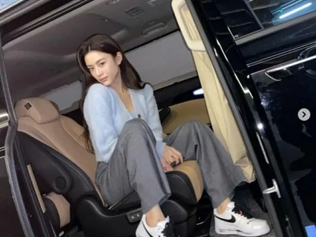 俳優パク・ボゴムの彼女役として知られた女優のコ・ユンジョン、車の中でも撮影（画像提供:wowkorea）