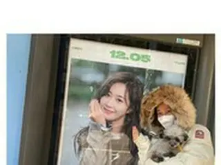 「少女時代」のユリ、本日（12/5）31歳の誕生日…ファンがプレゼントしたバス停広告の前で感動の認証ショット