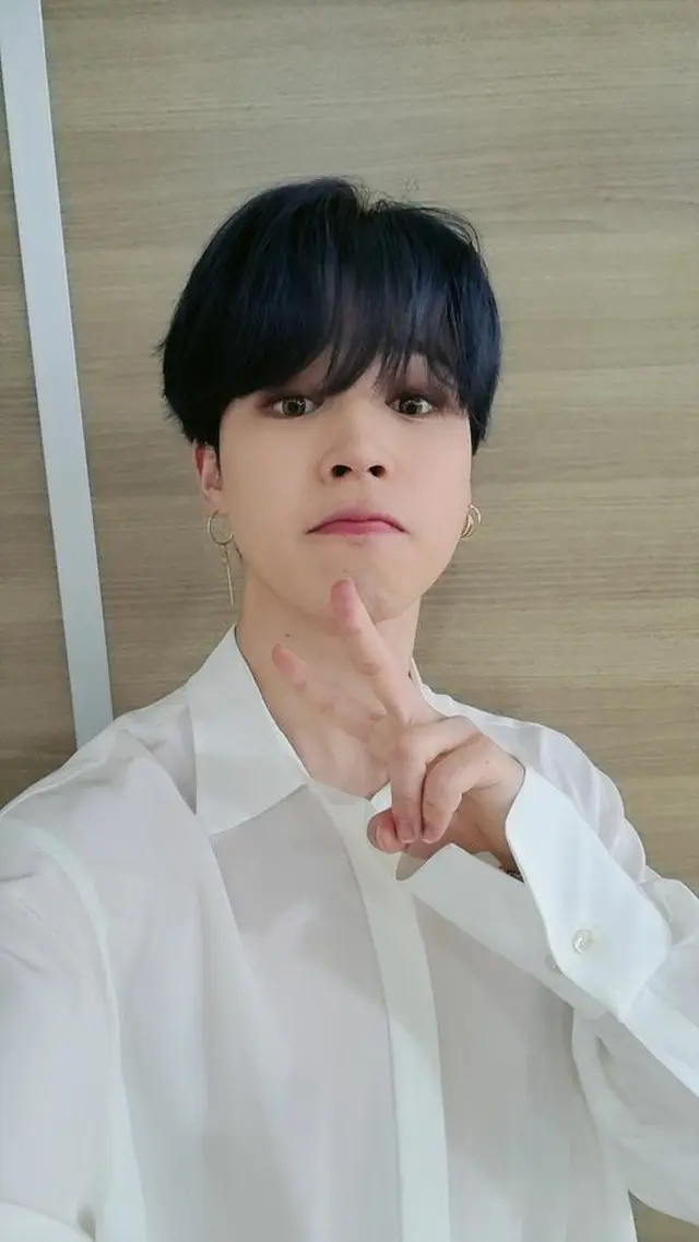 5日、JIMINが「BTS」の公式SNSにコメントを写真をアップした。（画像提供:wowkorea）