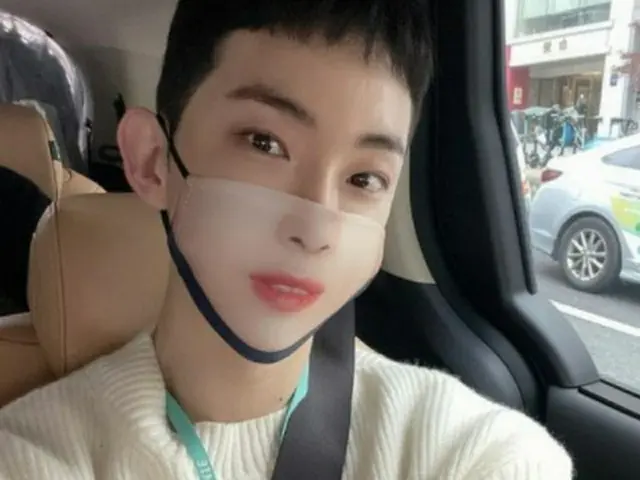 チョ・グォン（2AM）が“ハン・ジミンマスク”を身に着けた写真を公開した。（画像提供:wowkorea）