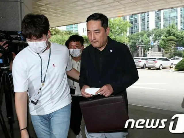 カン・ヨンソク弁護士、文大統領「名誉毀損」容疑で逮捕…警察で取り調べ中＝韓国（画像提供:wowkorea）
