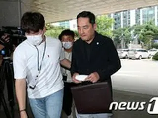 カン・ヨンソク弁護士、文大統領「名誉毀損」容疑で逮捕…警察で取り調べ中＝韓国