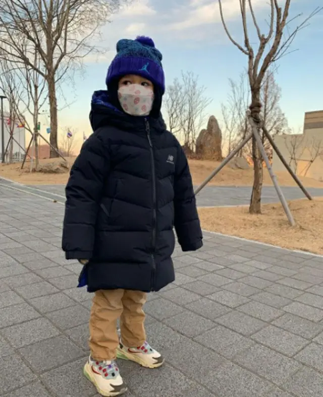 ウィリアムくん、万全のコロナ＆防寒対策ルックでお出かけ…青空を楽しむキュートな天使ぶりが話題に（画像提供:wowkorea）