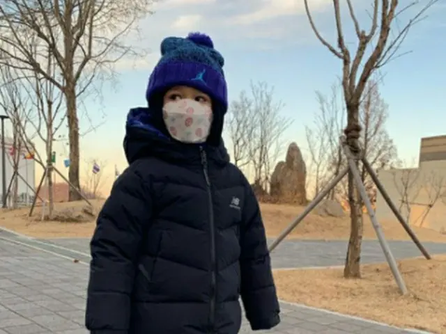 ウィリアムくん、万全のコロナ＆防寒対策ルックでお出かけ…青空を楽しむキュートな天使ぶりが話題に（画像提供:wowkorea）