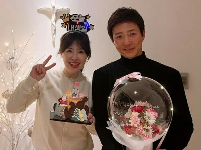 ハ・ヒラ、本日（12/8）誕生日を迎えサプライズイベントに感激…夫チェ・スジョンとラブラブおしどり夫婦ショット（画像提供:wowkorea）