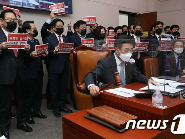 尹昊重委員長が8日、ソウル市ヨイド（汝矣島）の国会で開かれた法制司法委員会全体会議で商法一部改正法案を成立させようとする動きに、チュ・ホヨン（朱豪英）院内代表をはじめ、国民の力議員たちが抗議している（画像提供:wowkorea）