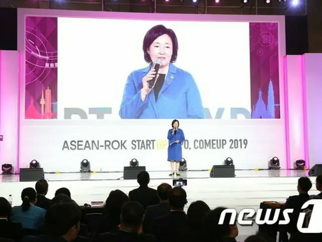 2019年11月 韓国釜山で開催された“韓・ASEANスタートアップ EXPO”で、朴映宣 韓国中小ベンチャー企業相が発言している（画像提供:wowkorea）