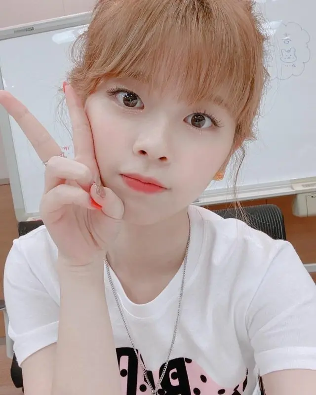 「NiziU」のRIKU、自身が描いた“喜怒哀楽”のリスを公開…お団子ヘア満載のショットで可憐な表情（画像:「NiziU」公式インスタグラム）