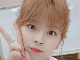 「NiziU」のRIKU、自身が描いた“喜怒哀楽”のリスを公開…お団子ヘア満載のショットで可憐な表情