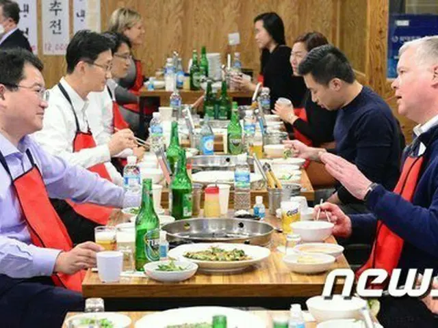 訪韓中のビーガン米国務省副長官は お気に入りのタッカンマリ店で韓国外務次官たちと外食を共にしている（画像提供:wowkorea）