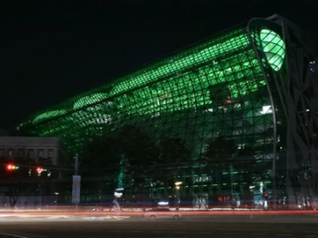 緑色の光で照らされたソウル市庁舎（同市提供）＝（聯合ニュース）≪転載・転用禁止≫