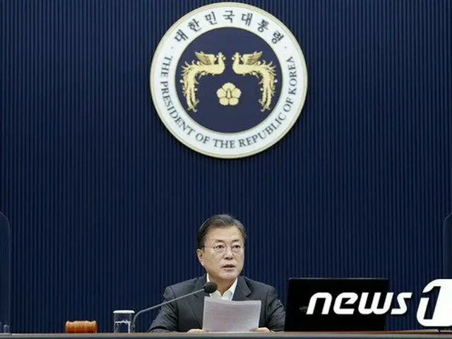 コロナ感染者‘最大値を記録’した状況に…膝を突き合わせた文大統領と共に民主党代表（画像提供:wowkorea）