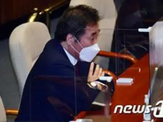 李洛淵共に民主党代表、就任100日、国会で記者懇談会＝韓国