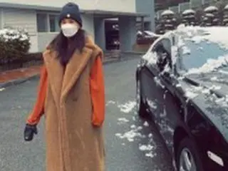 女優コ・ソヨン、娘と初雪を楽しみながら家の前を散歩