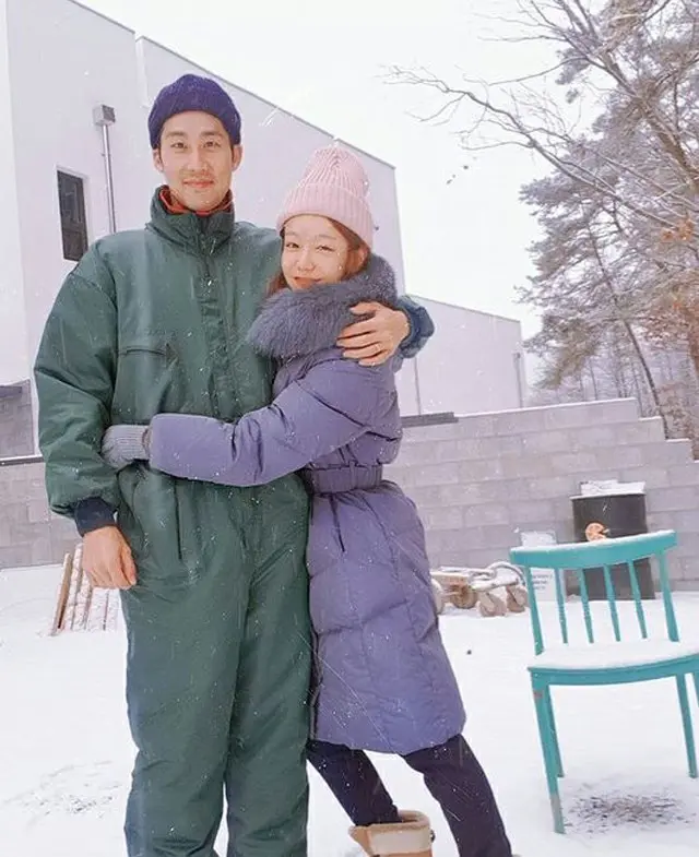 女優シン・ソユル、ヤンピョンの新居で初雪満喫…帽子と長靴、ペディンで“武装”（画像提供:wowkorea）