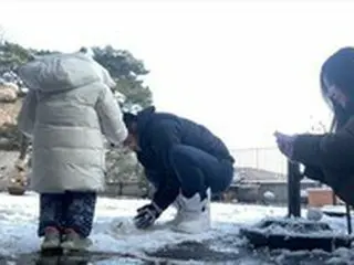 女優ハン・チェア、自宅の広い庭で初雪の雪だるま作り…娘と過ごす童話のような日常