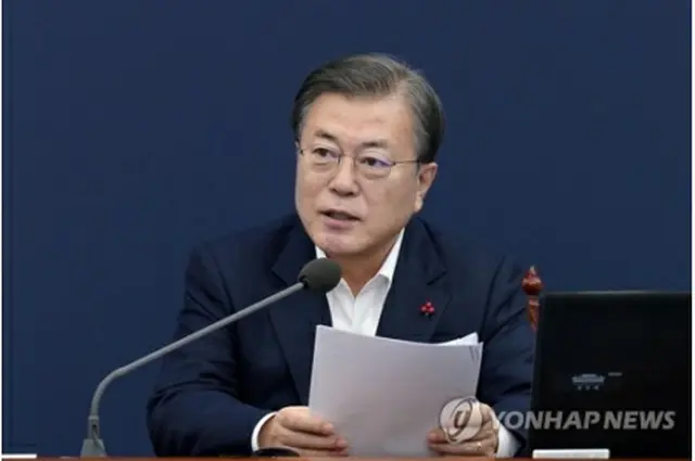 首席秘書官・補佐官会議を開く文大統領＝14日、ソウル（聯合ニュース）