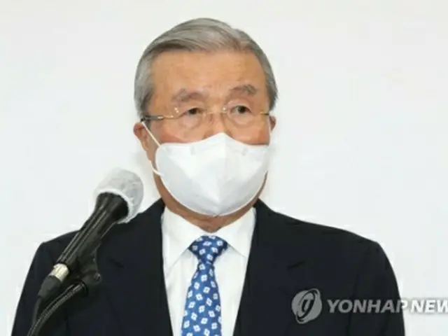 会見する金鍾仁氏＝15日、ソウル（聯合ニュース）