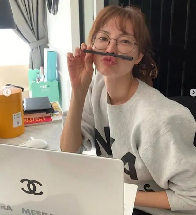 女優ヤン・ミラ、ノートパソコンもラグジュアリー…有名ブランド？「ユニーク」（画像提供:wowkorea）