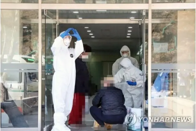 感染症専門病院となった国軍大田病院で新型コロナウイルス感染者が入院手続きを行っている＝（聯合ニュース）