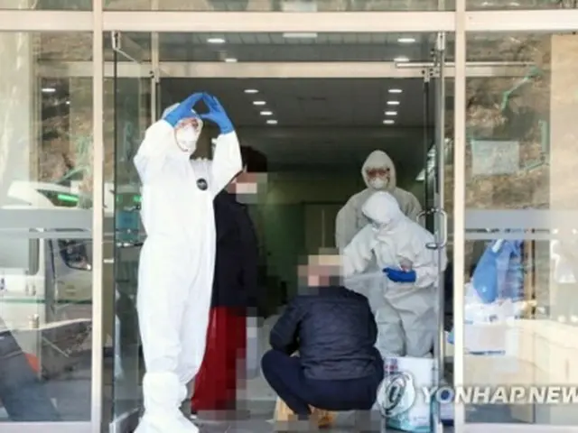 感染症専門病院となった国軍大田病院で新型コロナウイルス感染者が入院手続きを行っている＝（聯合ニュース）