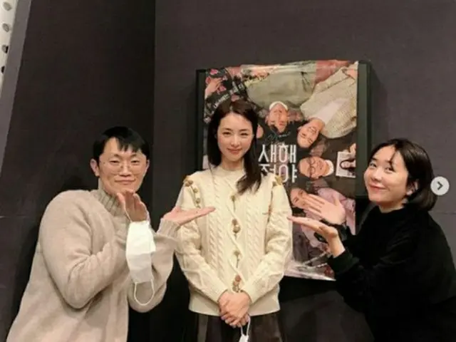 “まさに女神降臨”イ・ヨニ、ラジオでスペシャルDJを務め記念ショット…番組で夫について触れラブラブ新婚ぶりを明かす。左からユン・ドクウォン、イ・ヨニ、ホ・アンナ。（画像提供:wowkorea）
