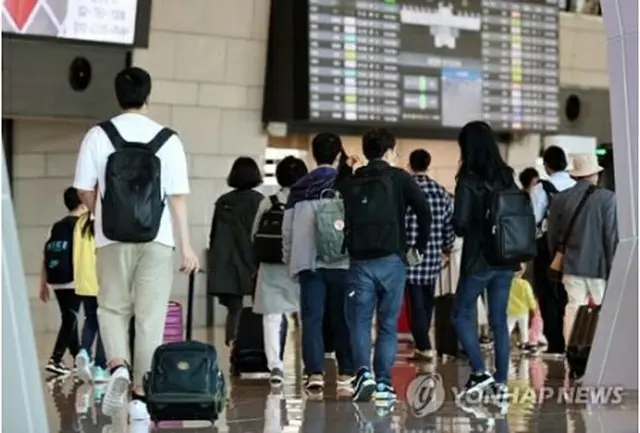 9月下旬、ソウル・金浦空港の国内線出発ロビー。秋夕（中秋節）連休入りを前に国内旅行に出かける人たち＝（聯合ニュース）