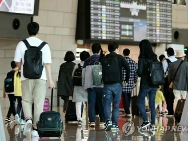 9月下旬、ソウル・金浦空港の国内線出発ロビー。秋夕（中秋節）連休入りを前に国内旅行に出かける人たち＝（聯合ニュース）
