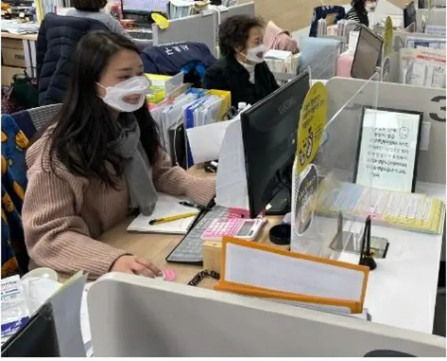 透明のマスクをつけた職員ら（瑞草区提供）＝（聯合ニュース）≪転載・転用禁止≫
