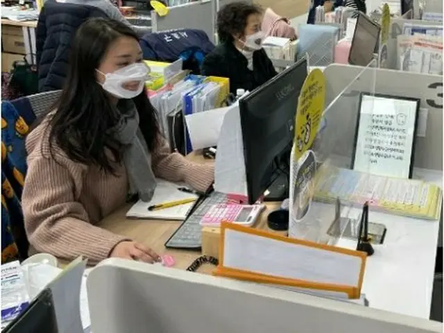 透明のマスクをつけた職員ら（瑞草区提供）＝（聯合ニュース）≪転載・転用禁止≫