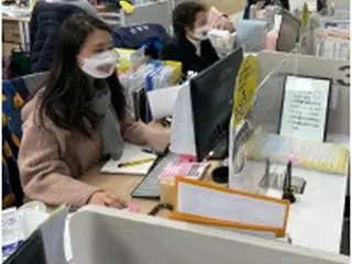 聴覚障害者のため「透明マスク」着用　ソウルの区役所職員