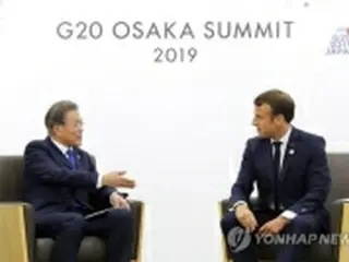 コロナ感染のマクロン氏に「快癒願う」　文大統領
