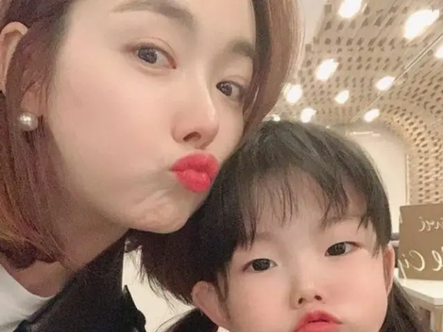 女優ソ・イヒョン、急成長中の次女と唇を突き出したポーズで愛嬌炸裂（画像提供:wowkorea）